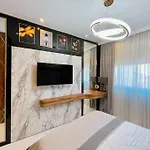 Serenity All-in Luxury Private アパート